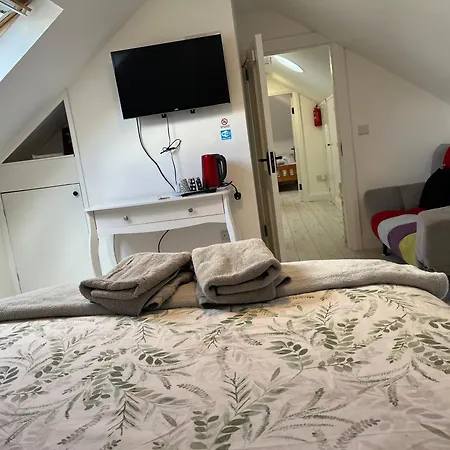 V93c9r0 Stone View Wonderful Spacious Two Bed Attic Private Entrance Private Bathroom With Kitchenette Appartement