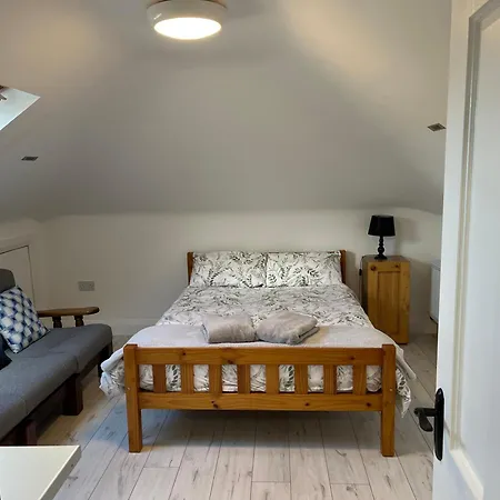 V93c9r0 Stone View Wonderful Spacious Two Bed Attic Private Entrance Private Bathroom With Kitchenette Appartement Killarney