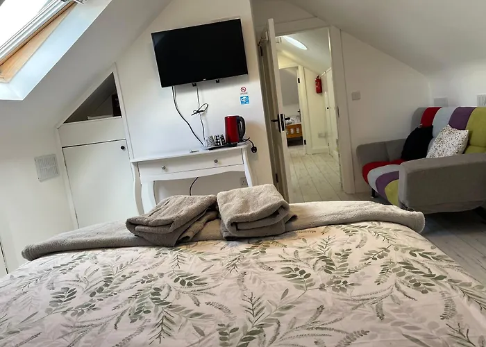 V93c9r0 Stone View Wonderful Spacious Two Bed Attic Private Entrance Private Bathroom With Kitchenette Appartement