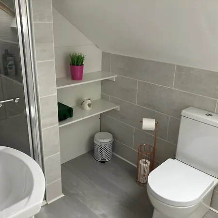 V93c9r0 Stone View Wonderful Spacious Two Bed Attic Private Entrance Private Bathroom With Kitchenette كيلارني