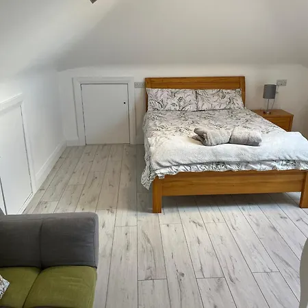 V93c9r0 Stone View Wonderful Spacious Two Bed Attic Private Entrance Private Bathroom With Kitchenette Killarney